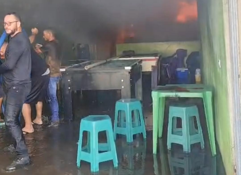 Mulher recusa trisal e tem casa e bar incendiados por namorado, no Sertão da Paraíba