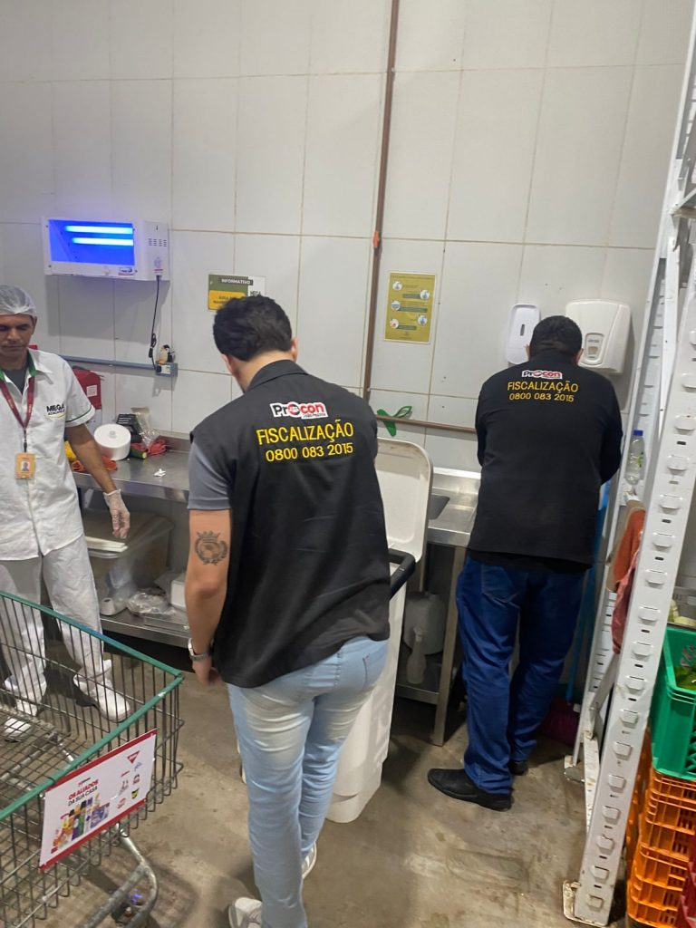 Supermercado é autuado pelo Procon-JP por vender carne de frango com validade vencida