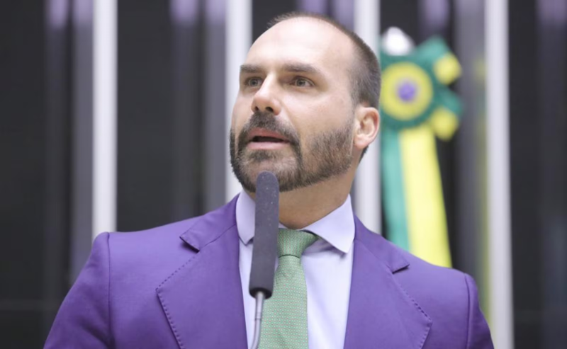 Bolsonaro continua a ser o líder da direita e é claro que fala de política com visitas, diz Eduardo