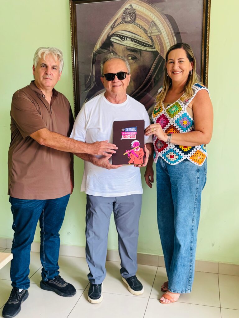 Prefeita Ana Paula e vice-prefeito Cajó entregam convite de homenagem a Flávio José