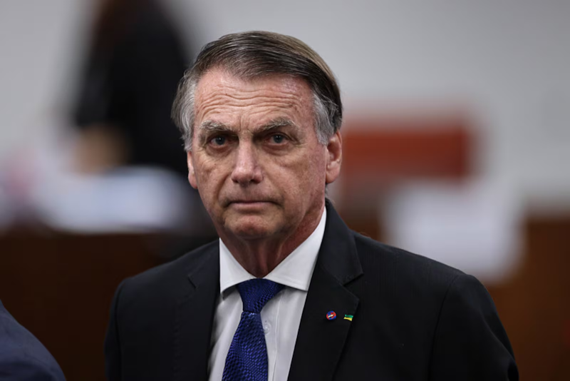 Bolsonaro pode ser submetido a cirurgia no ombro direito após recuperação, diz médico