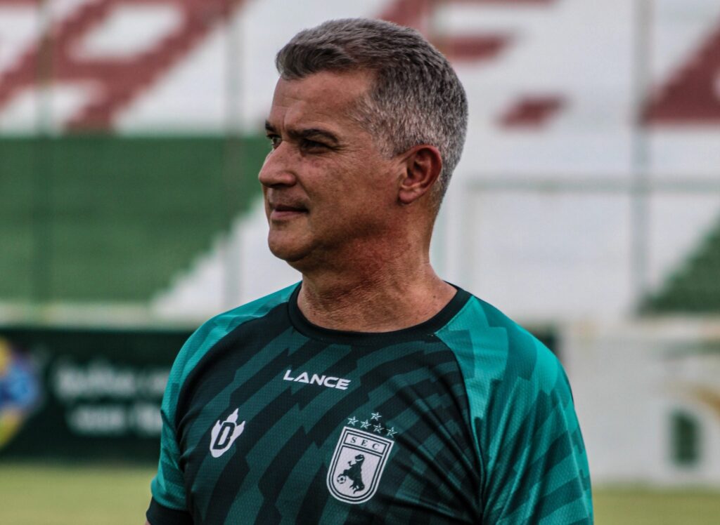 Sousa demite Alessandro Telles após derrota na estreia da Série D