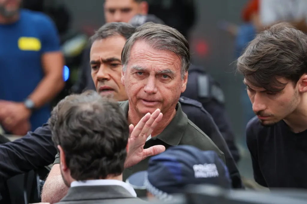 Bolsonaro pede a Moraes autorização para reparo em elevador dentro de casa