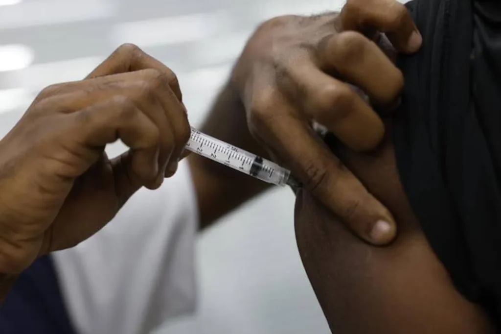 Lei obriga empresas a informar trabalhadores sobre vacinação e garante folga para exames