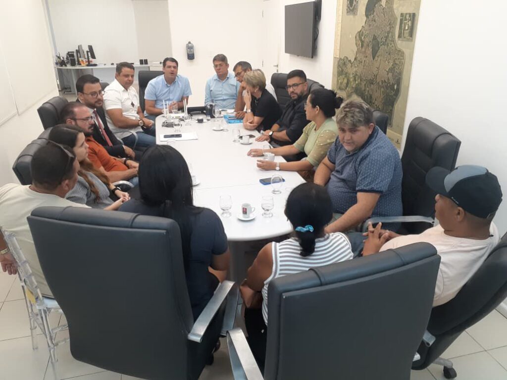 Após protesto, Léo Bezerra garante permanência dos comerciantes no Mercado Central
