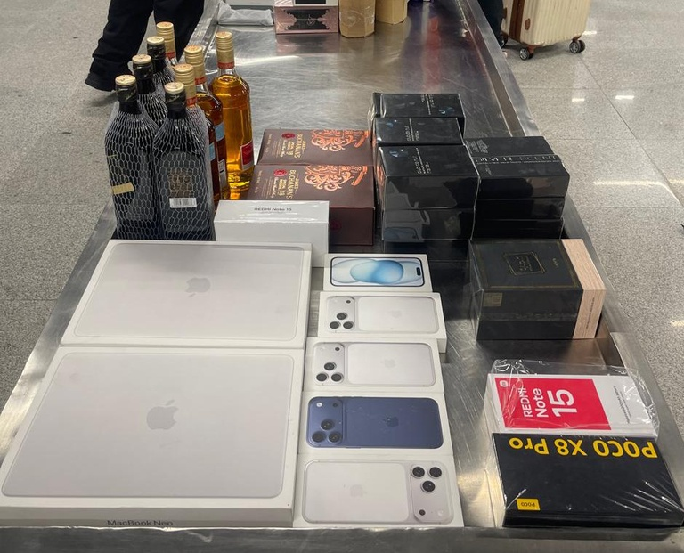 PF apreende produtos sem notas fiscais vindos do Paraguai, no Aeroporto Castro Pinto