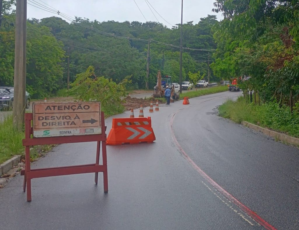 Fortes chuvas abrem cratera e trecho da ladeira do Timbó é interditado nesta quarta-feira (8)