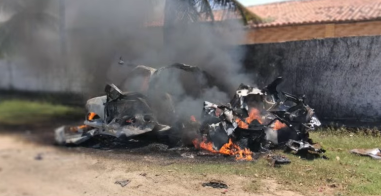 Carro fica destruído após explosão de cilindro de gás natural, em Jacumã