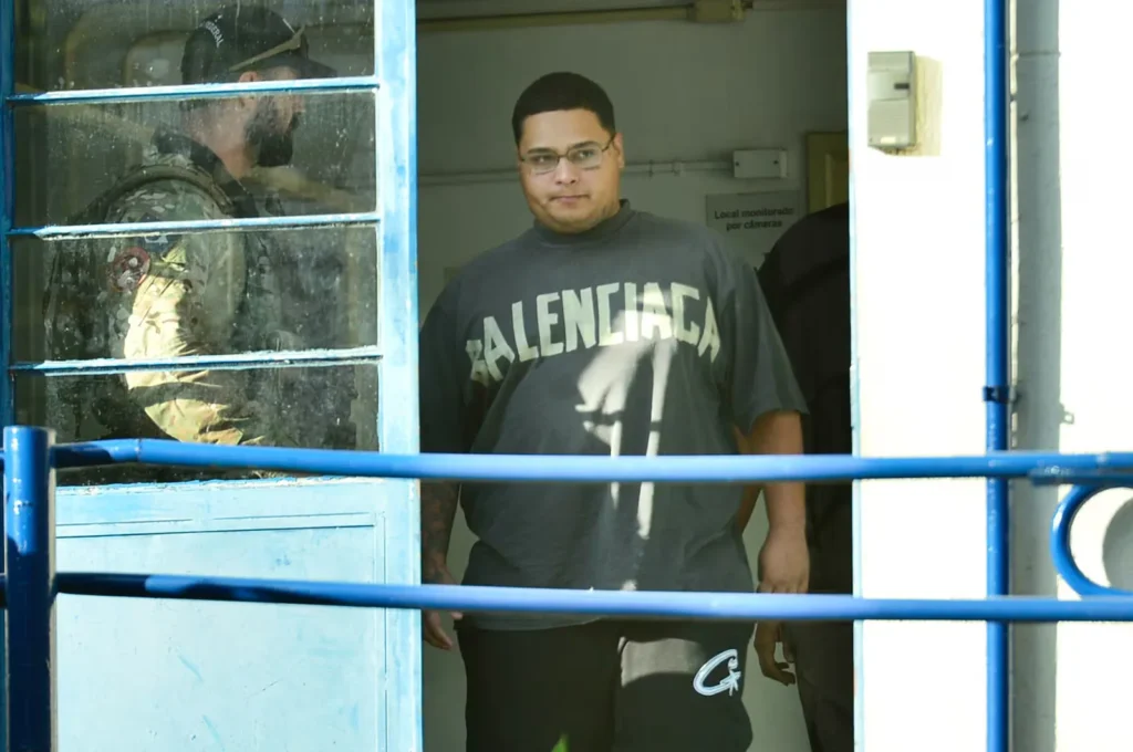 Preso em operação da PF, MC Ryan deixa IML com camiseta de grife de R$ 11 mil