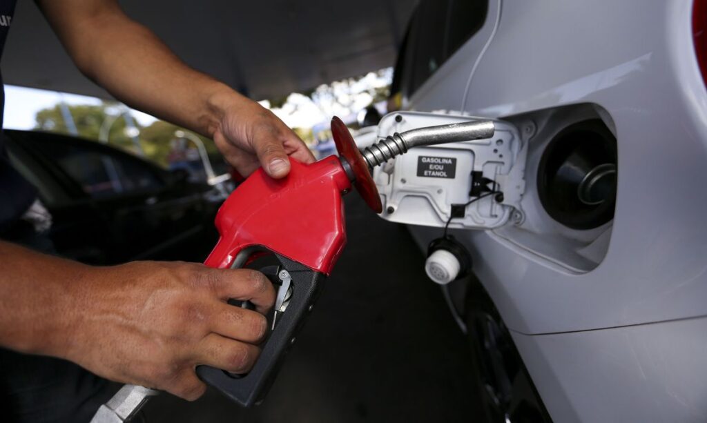 Governo quer aumentar mistura do etanol na gasolina em 32% para evitar importações