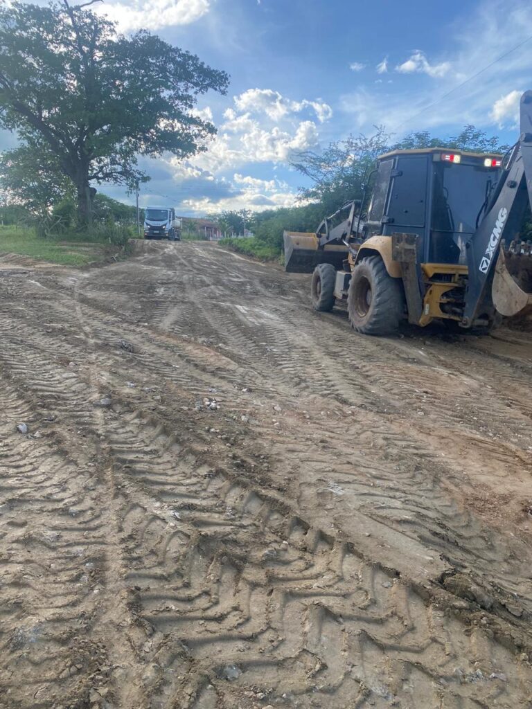Secretaria de Agricultura intensifica recuperação de estradas na zona rural de Monteiro