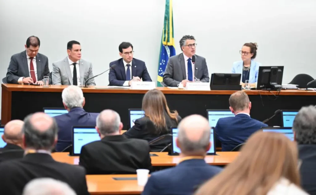 Comissão da 6×1 define plano de trabalho com previsão de votar PEC no dia 26 de maio