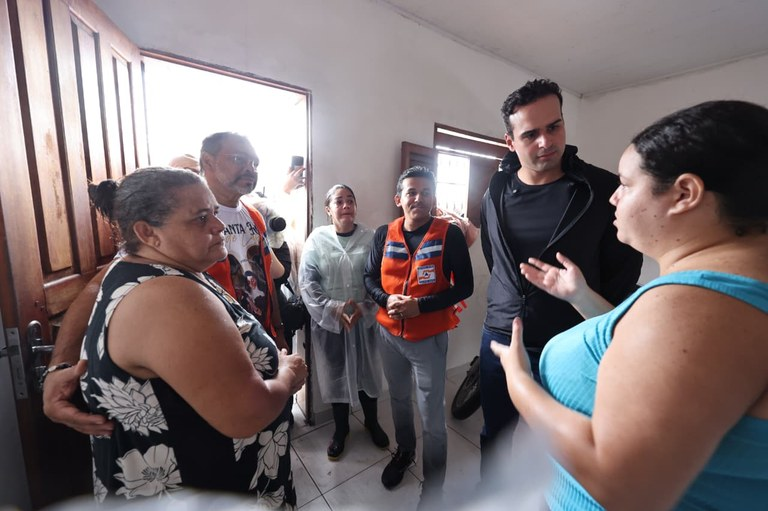Lucas Ribeiro visita famílias atingidas pela chuva em Santa Rita