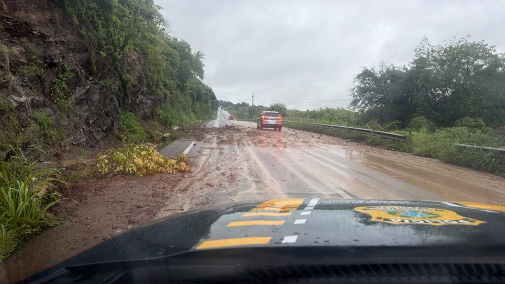 Queda de barreira bloqueia parcialmente trecho da BR-230 em Riachão do Bacamarte, no Agreste
