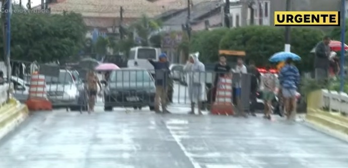 Após chuvas fortes, ponte é interditada em cidade da Paraíba e moradores ficam ilhados