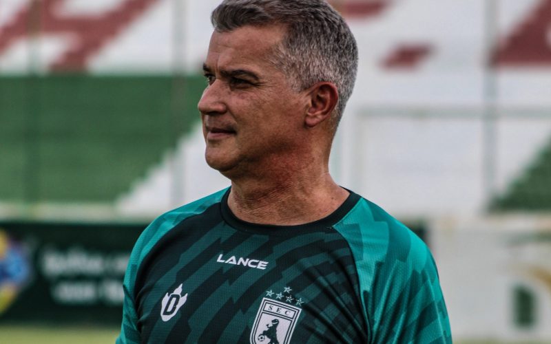 Sousa demite Alessandro Telles após derrota na estreia da Série D