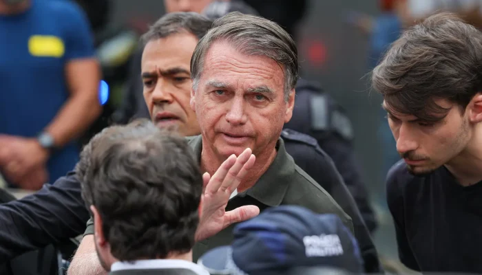 Bolsonaro pede a Moraes autorização para reparo em elevador dentro de casa