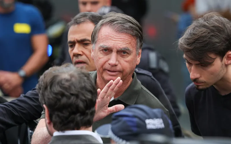 Bolsonaro pede a Moraes autorização para reparo em elevador dentro de casa