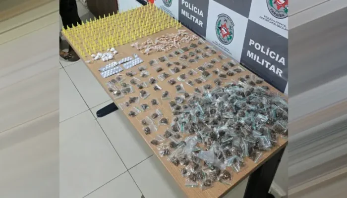 Polícia apreende mais de 700 porções de drogas em Mangabeira