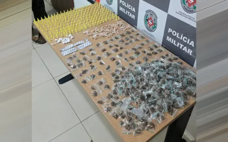 Polícia apreende mais de 700 porções de drogas em Mangabeira