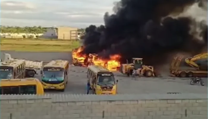 Incêndio destrói ônibus escolares e caminhão em garagem de prefeitura no Agreste paraibano
