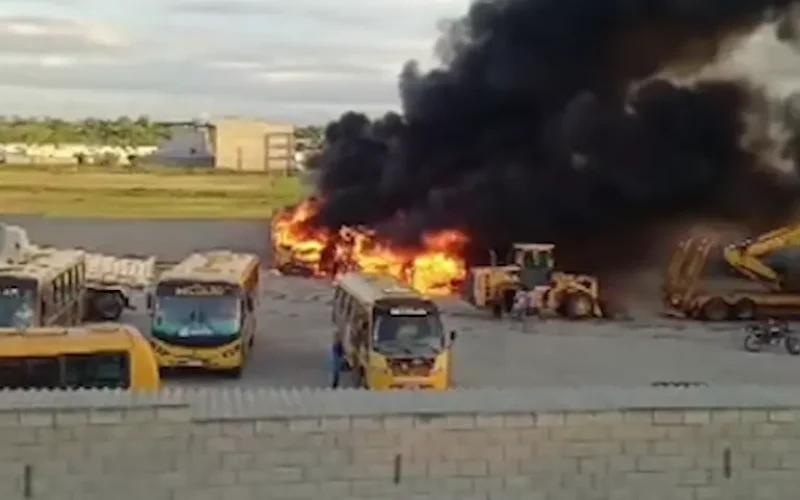 Incêndio destrói ônibus escolares e caminhão em garagem de prefeitura no Agreste paraibano