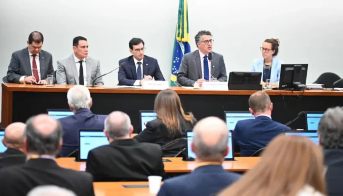 Comissão da 6×1 define plano de trabalho com previsão de votar PEC no dia 26 de maio