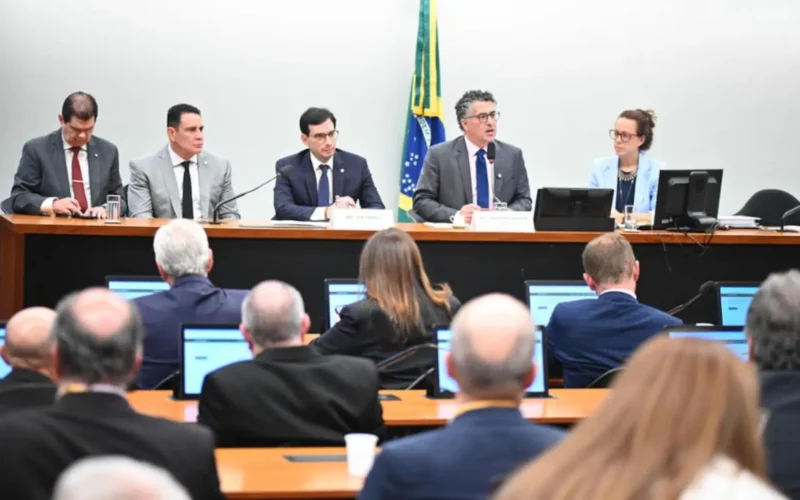 Comissão da 6×1 define plano de trabalho com previsão de votar PEC no dia 26 de maio