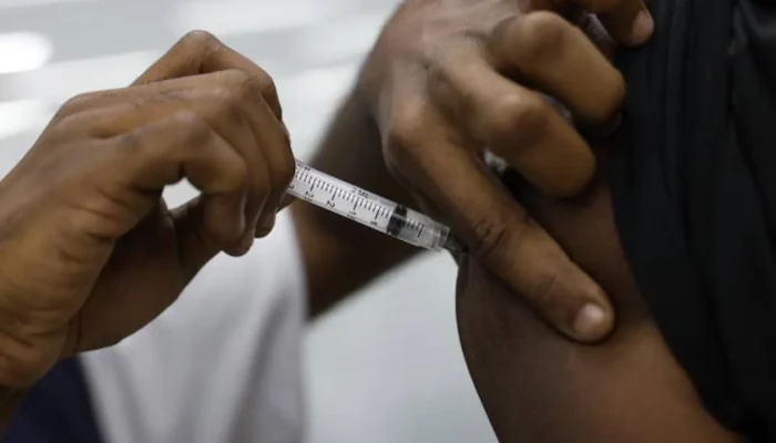 Lei obriga empresas a informar trabalhadores sobre vacinação e garante folga para exames