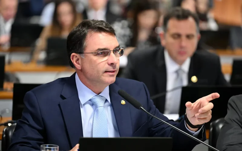 Flávio Bolsonaro aciona TSE após queda em pesquisa eleitoral, e instituto rebate acusações