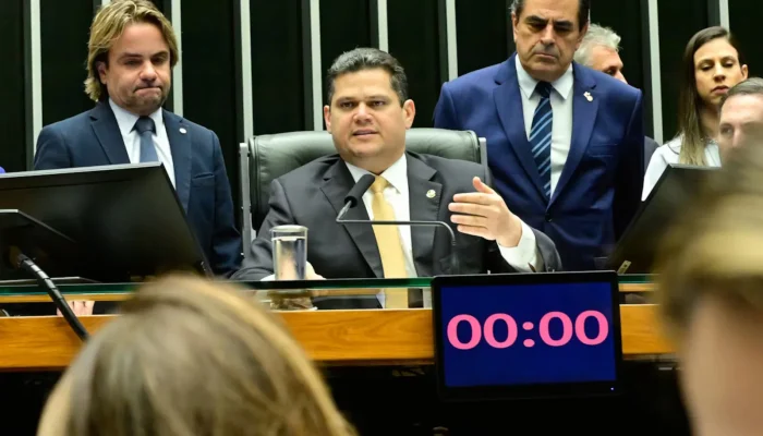 Congresso derruba vetos de Lula a projeto que reduz penas de Bolsonaro e condenados pelo 8/1