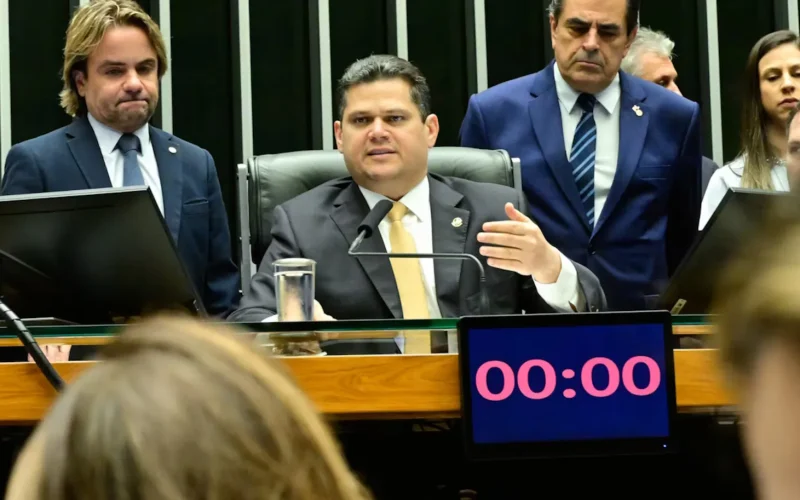 Congresso derruba vetos de Lula a projeto que reduz penas de Bolsonaro e condenados pelo 8/1