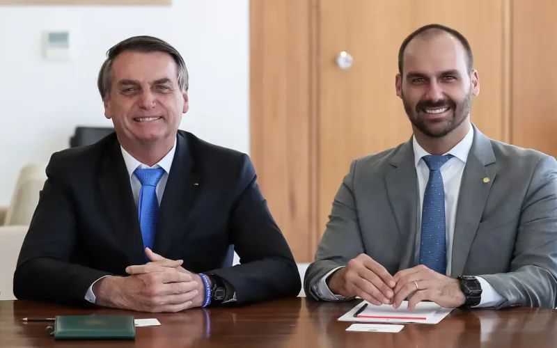 Moraes cobra parecer da PGR sobre incluir Bolsonaro e Flávio em investigação contra Eduardo