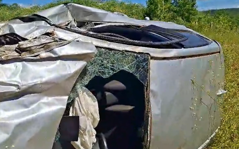 Carro capota na PB-382 e deixa uma pessoa morta e outra ferida, no Sertão da Paraíba