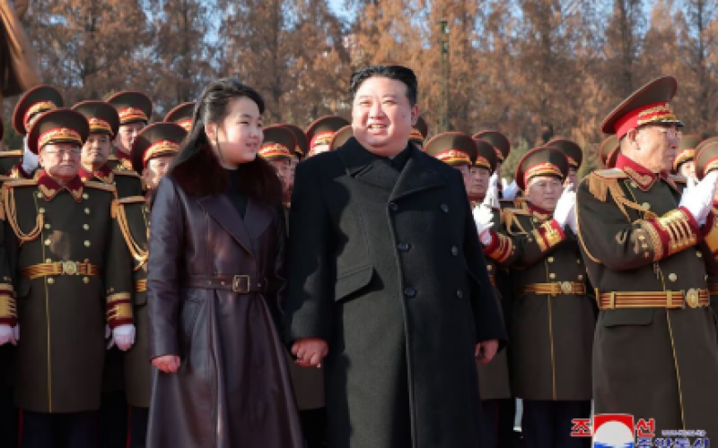Roupas da filha de Kim Jong-un indicam que ela pode assumir a liderança do país; entenda