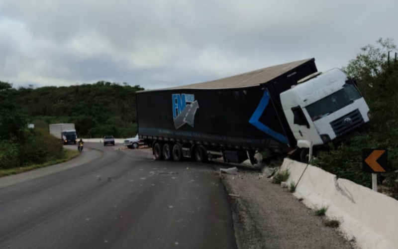 BR-230 tem trecho parcialmente bloqueado após caminhão perder controle, na Paraíba