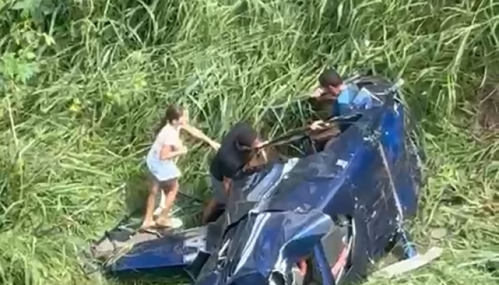 Helicóptero cai em terreno e deixa ocupantes feridos, na Paraíba; veja vídeo