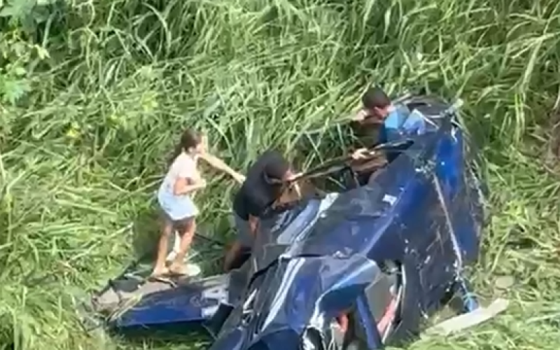 Helicóptero cai em terreno e deixa ocupantes feridos, na Paraíba; veja vídeo
