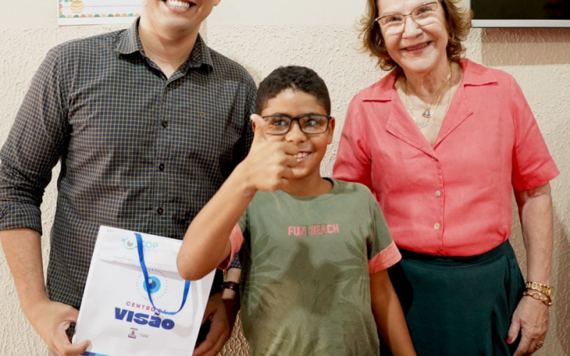 Prefeitura de Guarabira realiza entrega de óculos de grau para crianças da rede municipal