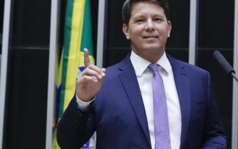 Mário Frias viajou ao exterior sem autorização, informa Câmara ao STF