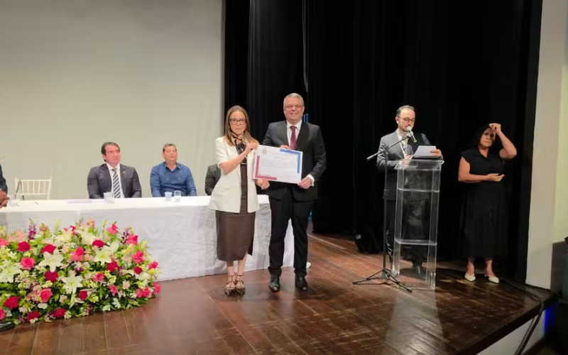 Justiça Eleitoral diploma Edvaldo Neto e Evilásio Cavalcanti em Cabedelo; prefeito eleito segue afastado