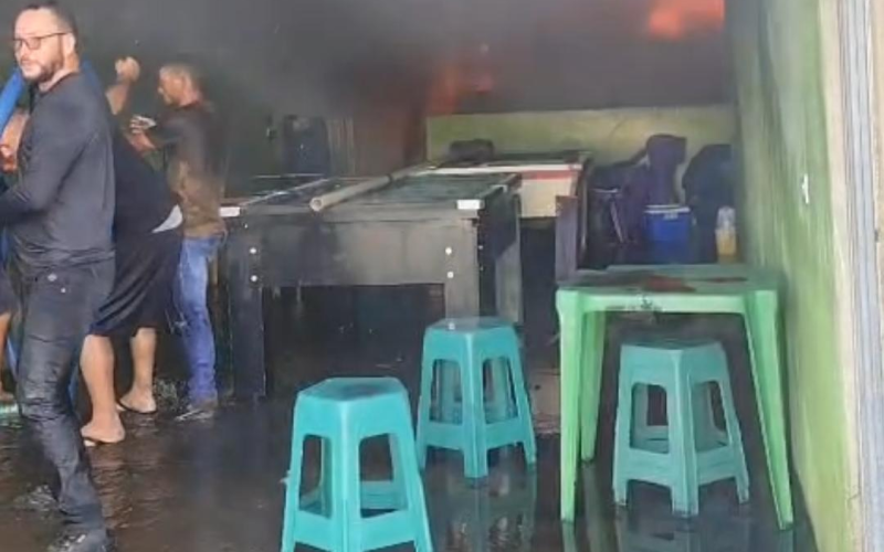 Mulher recusa trisal e tem casa e bar incendiados por namorado, no Sertão da Paraíba