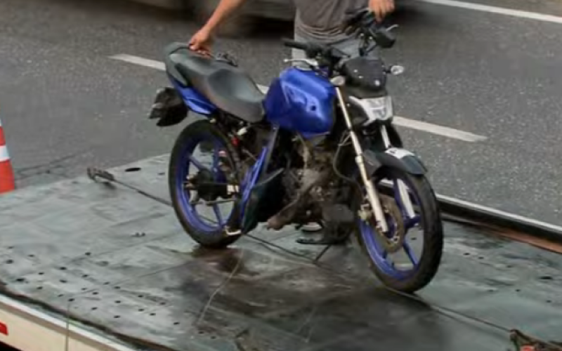 Motociclista morre após colidir contra caminhão que estava no acostamento, em João Pessoa