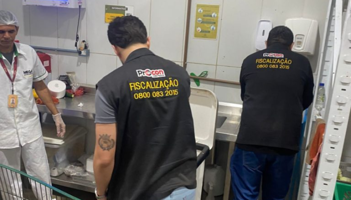 Supermercado é autuado pelo Procon-JP por vender carne de frango com validade vencida
