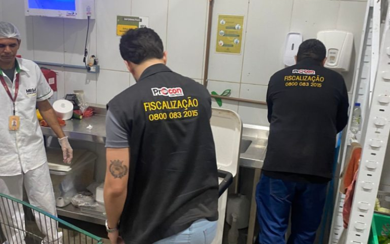 Supermercado é autuado pelo Procon-JP por vender carne de frango com validade vencida