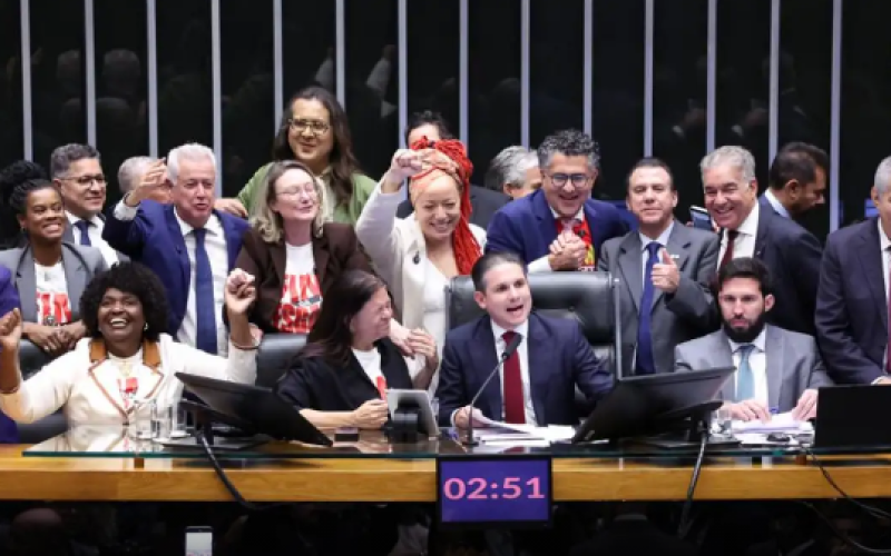 Câmara aprova, em dois turnos, PEC pelo fim da escala 6×1