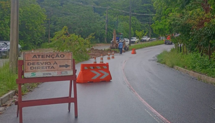 Fortes chuvas abrem cratera e trecho da ladeira do Timbó é interditado nesta quarta-feira (8)