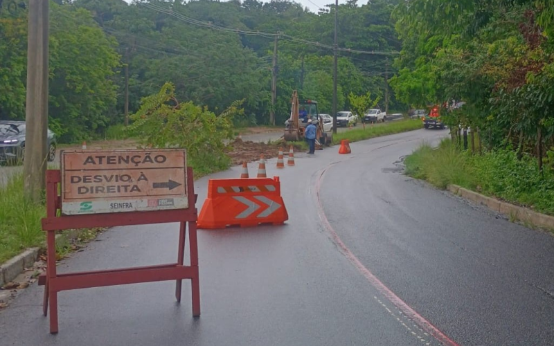 Fortes chuvas abrem cratera e trecho da ladeira do Timbó é interditado nesta quarta-feira (8)
