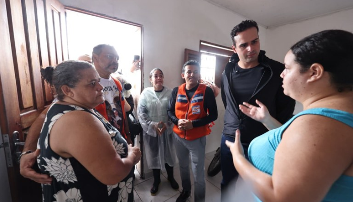 Lucas Ribeiro visita famílias atingidas pela chuva em Santa Rita