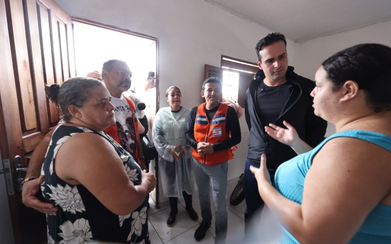Lucas Ribeiro visita famílias atingidas pela chuva em Santa Rita